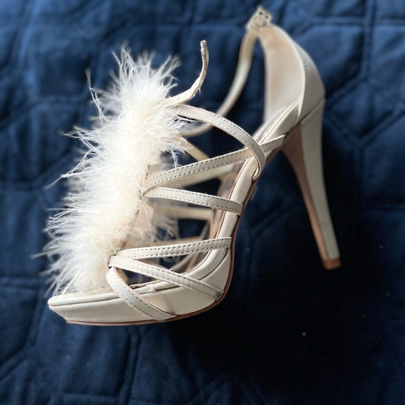 TIS THE SEASON TO UPGRADE YOUR SHOE GAME! Here’s the perfect party shoe. - Picture 2 of 5